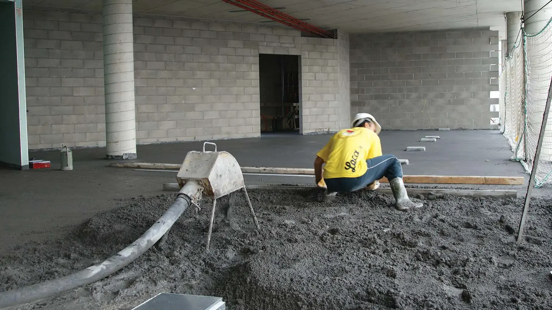 Как обеспечить высокое качество и прочность пола с помощью сухих смесей: советы строителей Как обеспечить высокое качество и прочность пола с помощью сухих смесей: советы строителей